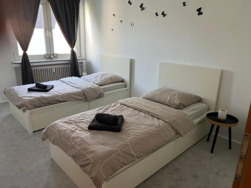 ボトロップにあるFewo Alpinaのベッド2台(壁に鳥が飾られたベッドルーム内)