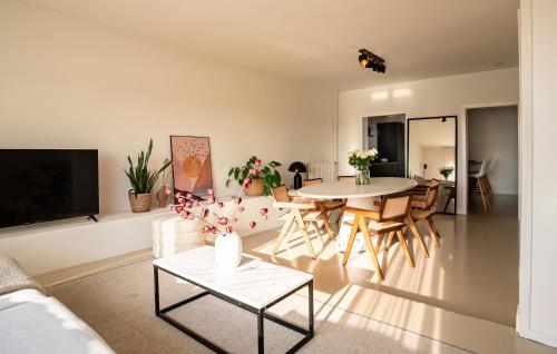 un salon avec une table et un canapé dans l'établissement Maas Suites - The River House with private sauna, à Lanaken