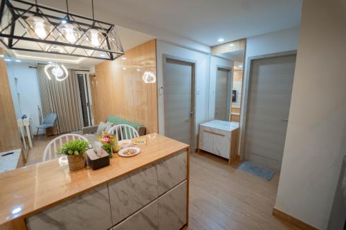 Zimmer mit Küche und Wohnzimmer in der Unterkunft Kamilla's Stay - 2 Bed Rooms Apartment in Kejayan