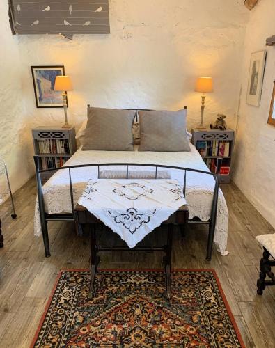 une chambre avec un lit et un tapis dans l'établissement The Petit Prince Studio at Chateau Mareuil, à Brigueuil-le-Chantre