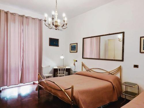 sypialnia z łóżkiem i lustrem na ścianie w obiekcie Termini Colosseum apartment w Rzymie