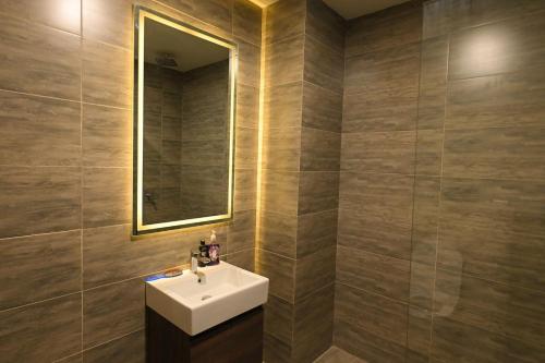 Koupelna v ubytování Luxury 2Bed-SkyPark One Gulberg Green Islamabad