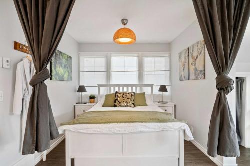 Katil atau katil-katil dalam bilik di Local Loft - Downtown Okotoks - 2BD - Private