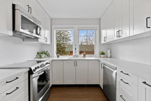 Dapur atau dapur kecil di Local Loft - Downtown Okotoks - 2BD - Private