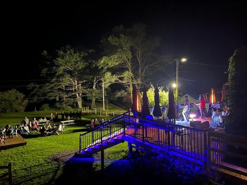 Κήπος έξω από το Groundswell Pub & Inn