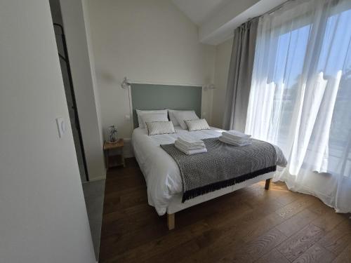 a bedroom with a bed and a large window at Natural Design Lodge Villa Nomade groupe avec jacuzzi centre de Milly la Forêt ! in Milly-la-Forêt