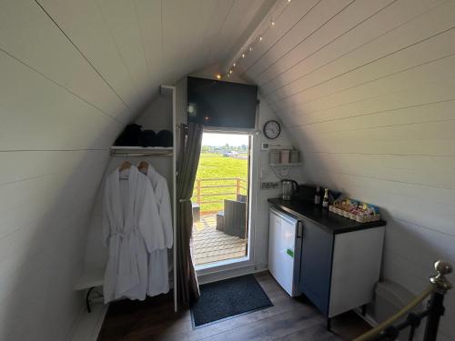 Η κουζίνα ή μικρή κουζίνα στο Dolafon luxury glamping pod 1 with hot tub