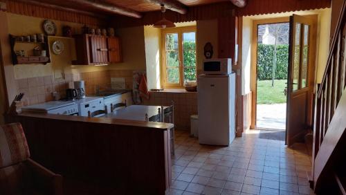 La cuisine est équipée d'un évier et d'un réfrigérateur. dans l'établissement CHARMANTE MAISON A LA CAMPAGNE AU COEUR DES PREMIERS VOLCANS, à Mézères