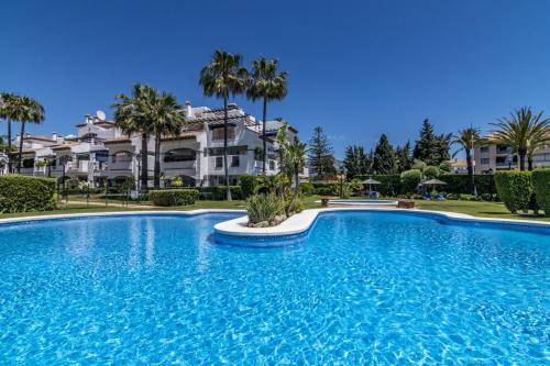 Beachfront Apartment with Parking San Pedro Alcántara Playa 5 MIN Puerto Banús