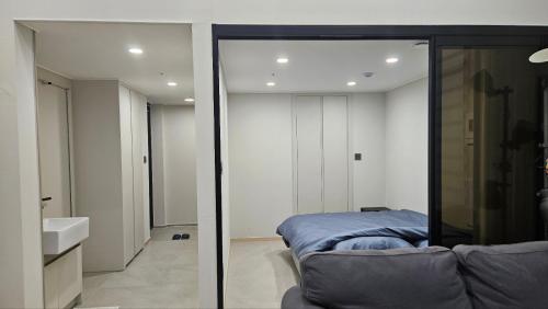 una camera da letto con specchio, letto e lavandino di Euljiro Namsan Tower View a Seul