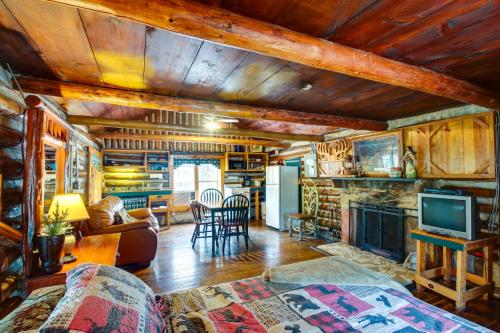 Η κουζίνα ή μικρή κουζίνα στο Cedar Falls Cabin 1 Near Arbuckle Mtn Trails