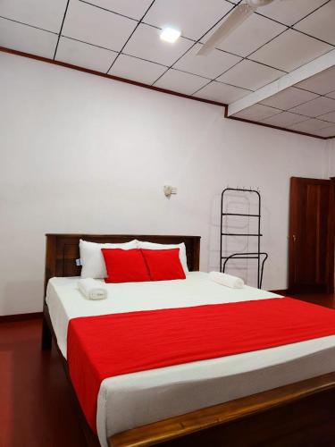 Una cama o camas en una habitación de Mango Villa Hiriketiya