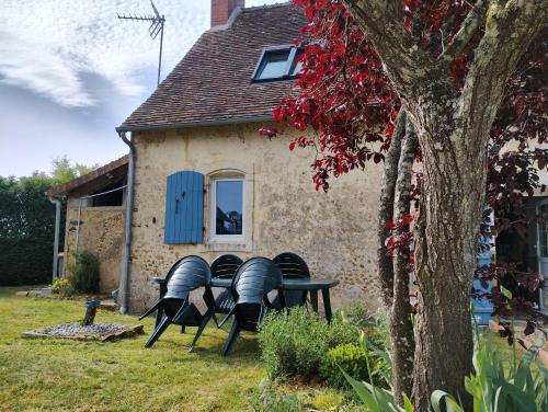 a group of chairs sitting in front of a house at La belle étape bercéenne au calme de sa campagne près circuit Mans Sud in Marigné-Laillé