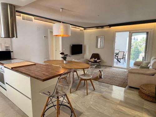 Et tv og/eller underholdning på Jardines del Puerto Apartment for up to 6, totally refurbished 2025, gardens, pools, garage, wifi