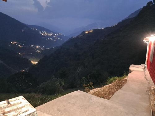 a view of a mountain at night from a bench at ᴛʀɪꜱʜᴀᴋᴛɪ ᴀᴜʀᴀ in Barmoāri
