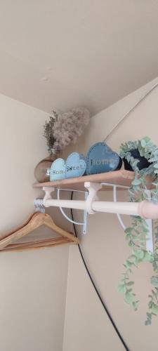 une étagère au plafond avec des plantes dessus dans l'établissement Nid de verdure à 15 minutes centre et plage, au Havre