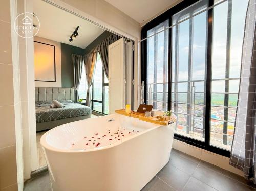 une baignoire dans une pièce avec une grande fenêtre dans l'établissement Midvalley Southkey Mosaic by LODGEIN -Snooker Ktv Arcade Game Kid Plyground, à Johor Bahru