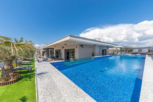 Sky Pool Penthouse with a huge heated private pool