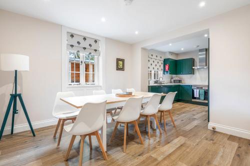 a kitchen and dining room with a table and chairs at Old Town Cottage in Nuneham Courtenay