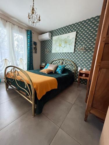 une chambre avec un lit dans une pièce dans l'établissement T2 aile de villa et Spa-jacuzzi privé et illimité et plateau d'acceuil offert!, à Camps-la-Source
