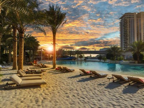 Luxury Apt and Private Beach with cooled sand