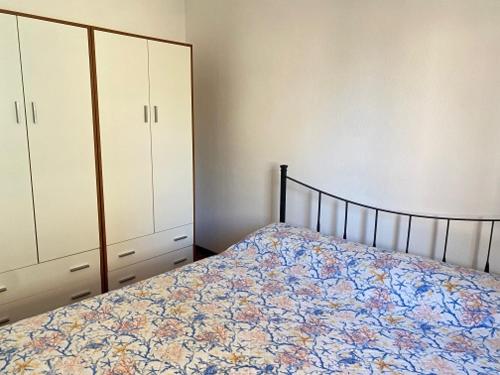 a bedroom with a bed and white cabinets at Numana centro, 3 posti aria condizionata pass auto in Numana