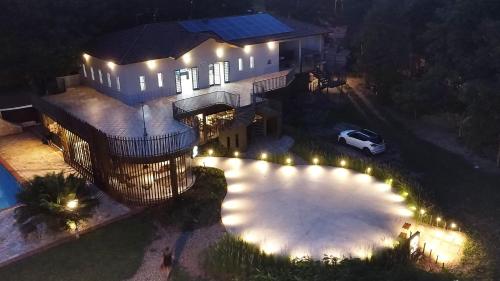 an overhead view of a house with a car parked in the driveway at Stallage Hotel in São Pedro