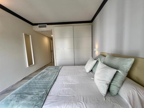En eller flere senge i et værelse på Jardines del Puerto Apartment for up to 6, totally refurbished 2025, gardens, pools, garage, wifi