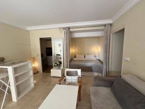 un salon avec un lit et un canapé dans l'établissement Quartier Suquet Marché Forville 4 pers. Terrasse, à Cannes