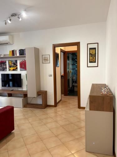 a living room with a tiled floor and a kitchen at Dalla Bibi in Quarto Inferiore