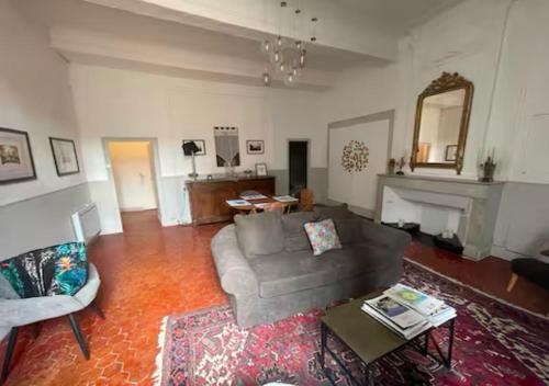 un salon avec un canapé et une table dans l'établissement ElégantT2 à deux pas du Cours Mirabeau, à Aix-en-Provence