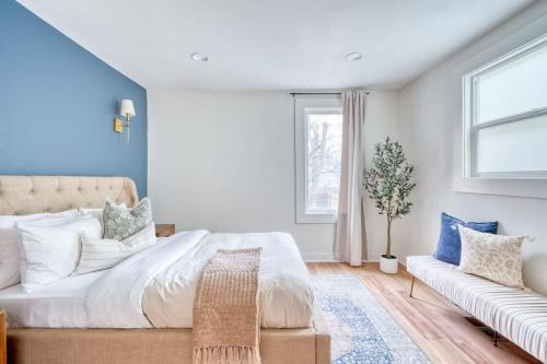 Ένα ή περισσότερα κρεβάτια σε δωμάτιο στο Stay Portland - Portland Oasis - Stylish 4br Home in Nob Hill