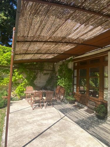 d'une terrasse avec des chaises et une table sur le toit. dans l'établissement Petite maison en Drôme provençale, à Tulette