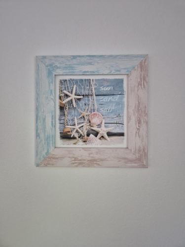 a picture of a picture of a window with two starfish at Hotel Panorama in Wees