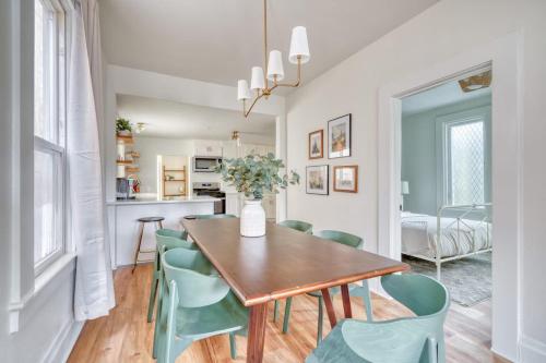 una cucina e una sala da pranzo con tavolo e sedie in legno di Stay Portland - Renovated Historic Nob Hill Home - 94 WalkScore a Portland