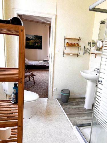 une salle de bain avec toilettes et lavabo dans l'établissement Jolly Château - Family and Friends suite, à Le Bernard