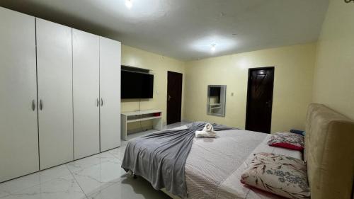 Una cama o camas en una habitación de Casa ampla com área de lazer