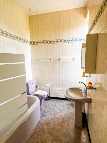 une salle de bain avec toilettes, lavabo et baignoire dans l'établissement Jolly Château - private room 