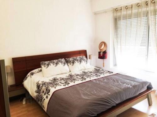 - une chambre avec un grand lit fleuri dans l'établissement Duplex with Garden in Palm Beach Croisette, à Cannes