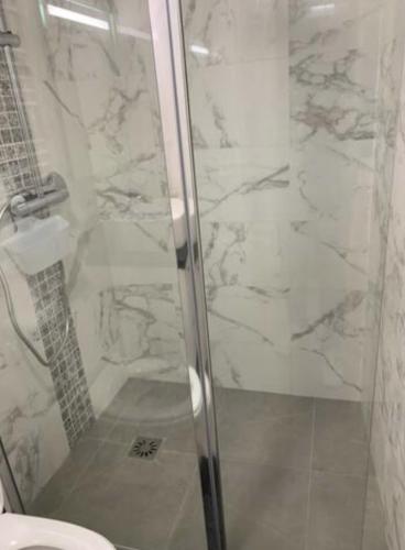 une douche avec une porte vitrée dans une salle de bain dans l'établissement Duplex with Garden in Palm Beach Croisette, à Cannes