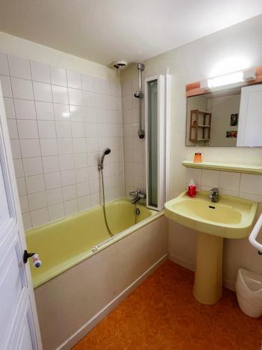 une salle de bain avec une baignoire verte et un lavabo dans l'établissement Jolly Château - private room 