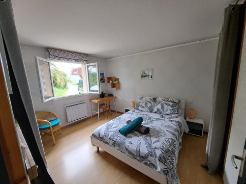 - une chambre dotée d'un lit avec un oreiller vert dans l'établissement Chambre d'Hôtes Valérie, à Penvénan