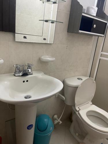 フロリダブランカにあるOxford Houseの洗面台とトイレ付きの小さなバスルーム