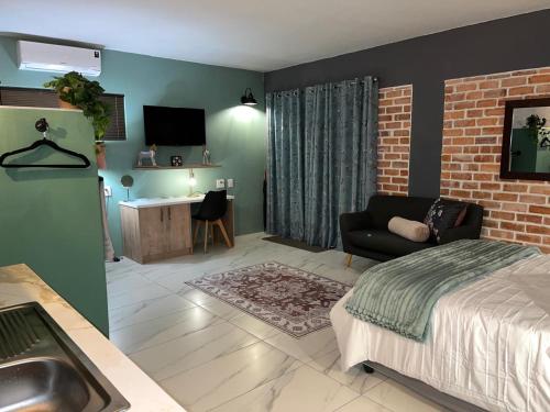 - une chambre avec un lit et un lavabo dans l'établissement Southern Comfort Guest House, à Bellville