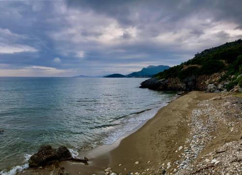 Φωτογραφία από το άλμπουμ του Jimmy Anna Beachfront Apartments Private Beach σε Votsalákia