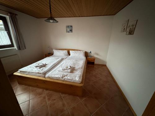 a bedroom with a bed in the corner of a room at Hotel Panorama in Wees