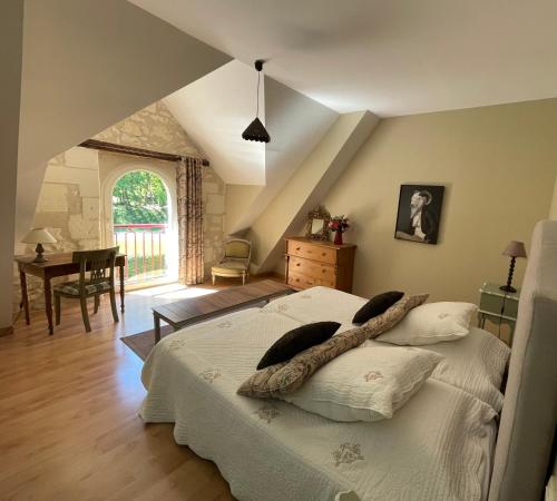 une chambre avec un grand lit dans un grenier dans l'établissement Domaine de la Maison Neuve, à Saint-Jean-Saint-Germain