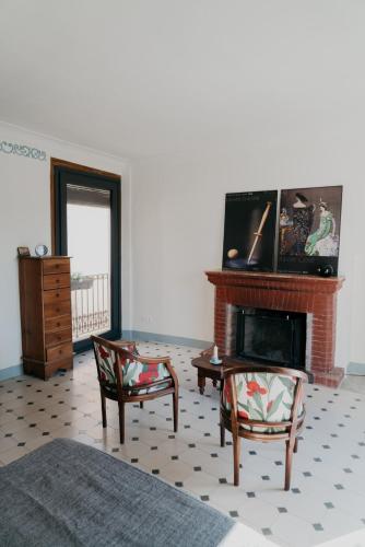 Μια τηλεόραση ή/και κέντρο ψυχαγωγίας στο Wine Country stay at Ca Escoda between Montsant and Priorat on the Ebro Riverside
