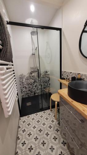 La salle de bains est pourvue d'une douche et de carrelage. dans l'établissement A L'OMBRE DE LA TREILLE -Proche Saint-Emilion, à Saint-Magne-de-Castillon