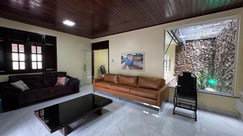 Un lugar para sentarse en Casa ampla com área de lazer